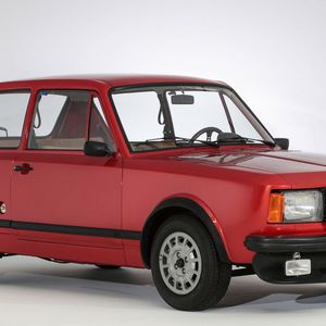 Einer der frühen Golf (-Vorgänger): Bereits 1969 baute Volkswagen den EA 276. Zwar setzten die Konstgrukteure auf Frontantrieb, ein schräges Heck mit großer Heckklappe und eine moderne Verbundlenkerachse, aber unter der Motorhaube steckte immer noch ein Käfermotor.(Bild:  Volkswagen AG)