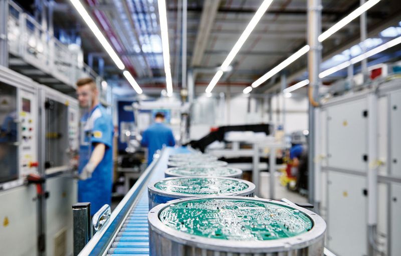 Auch EBM-Papst hat Mitarbeiter, die sich damit beschäftigen, die Produktion weiter zu optimieren. (EBM-Papst)