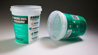 Überzeugungsarbeit! Diese Kunststoffbecher wurden mit hoher Materialeffizienz auf einer vollelektrischen Allrounder-Spritzgießmaschine von Arburg auf der K 2025 gefertigt. Diese Demonstration führte nun zu einer Netzwerkpartnerschaft mit der TWPA aus der Schweiz ... (Bild: Arburg)