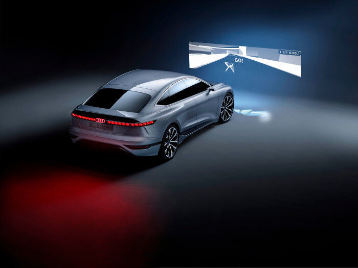 Leuchtendes Fahrmobil: Der Audi A6 e-tron projiziert ein Videospiel mit seinen Matrix-Scheinwerfern und die OLED-Heckleuchte sorgt für Sicherheit. (Audi)