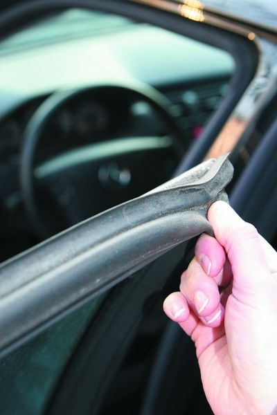 Türdichtungen haben eine wichtige Aufgabe und sollten deshalb regelmäßig kontrolliert und bei Bedarf erneuert werden. Dabei muss der Gang nicht zwangsläufig zum Fahrzeughersteller erfolgen. Die Marke Meyle bietet zahlreiche dieser Moosgummiprofile für Old- und Youngtimer an. Fotos: Wulf Gaertner (Archiv: Vogel Business Media)