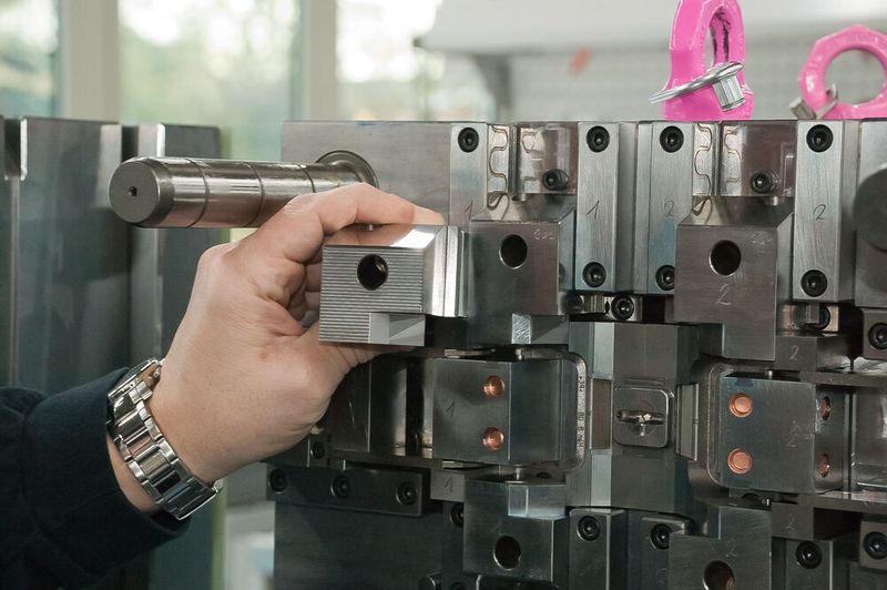 Dieser Schieber für ein Spritzgießwerkzeug entspricht in etwa dem Testobjekt. Er ist Bestandteil eines Mehrkavitätenwerkzeugs mit dem Kunststoffbügel gespritzt werden können, die als Verriegelung für den bekannten, modular aufgebauten Han-Stecker von Harting dienen. Die Toleranzvorgabe für alle Flächen beträgt zwischen 0,0 und -0,01 mm im Gesamtmaß. (MMC Hitachi Tool)