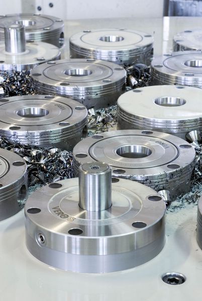 Bild 3: Komplett abgedichtet trotzen die Nullpunktspannmodule Spänen und Kühlschmiermittel. Das Hubmodul im Vordergrund erleichtert den Werkstückwechsel.  (Bild: Schunk)