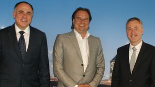 Nach der Vertragsunterzeichnung (v.l.): Hauke Müller (Logwin), Erwin Cootjans (Nunner Logistics) und Dr. Antonius Wagner (CEO Logwin). (Bild: Logwin)