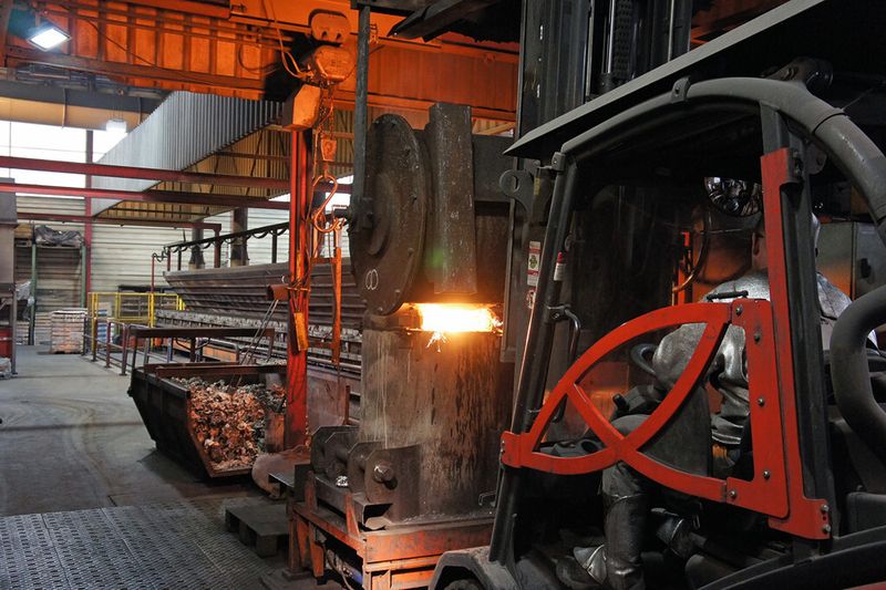 Ein Spezialstapler bringt das geschmolzene Metallgemisch zur Giessstrasse. (Bild: L. Meister)