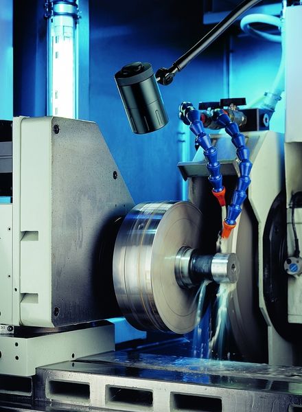 Bild 4: Bei der Beleuchtungstechnik Twin-C werden Flächenlicht und LED-Punktlicht kombiniert. Dies bringt optimales Arbeitslicht in den Maschineninnenraum. (Archiv: Vogel Business Media)