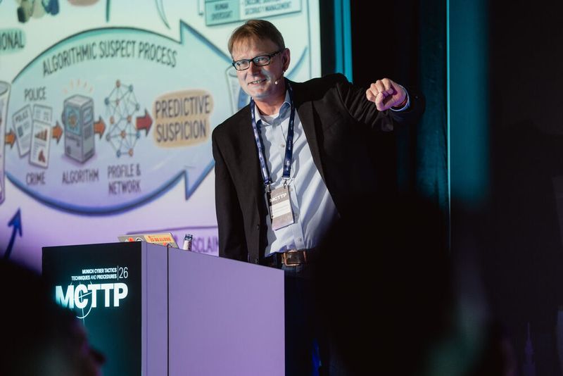 Dr. Jan Dirk Roggenkamp begann den ersten Konferenztag am 17. September mit seiner Keynote „The Algorithmic Suspect: Predictive Policing Between Constitutional Law and the AI Act“. (Bild: Manuel Emme Fotografie)