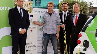 Wollen dem Kartenwirrwarr an öffentlichen Ladesäulen ein Ende bereiten (von links): Nicolai Woyczechowski, Hubject GmbH; Johannes Fähndrich, DAI-Labor - Technische Universität Berlin; Johannes Eisele, Berliner Agentur für Elektromobilität eMO; Nico Weiner, Bosch Software Innovations GmbH; (Bild: eMO)