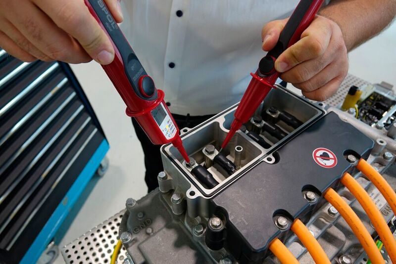 In der ZF-Schulung lernen die Teilnehmer unter anderem, wie man die Spannungsfreiheit des Vochvoltsystems messtechnisch überprüft. (Rosenow/»kfz-betrieb«)