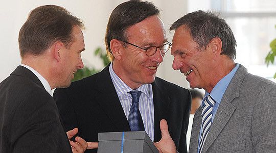 Gemeinsame Runde am Ende des Stammtisches: (v. li.) Dieter Althaus, Matthias Wissmann und Hans Jürgen Vogel. (Archiv: Vogel Business Media)
