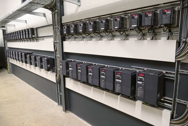 Ein Teil der 80 räumlich von der Waschstraße Mr. Wash getrennt angebrachten Frequenzumrichter der Baureihen FR-E700 und FR-F800, die dort alle Elektromotoren und Pumpen mit Strom versorgen. (Mitsubishi Electric)