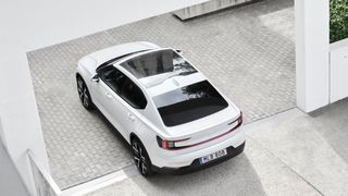 Interessenten können den Polestar 2 jetzt auch von daheim aus Probe fahren, vorerst aber nur in Köln, Frankfurt und München. (Bild: Polestar)