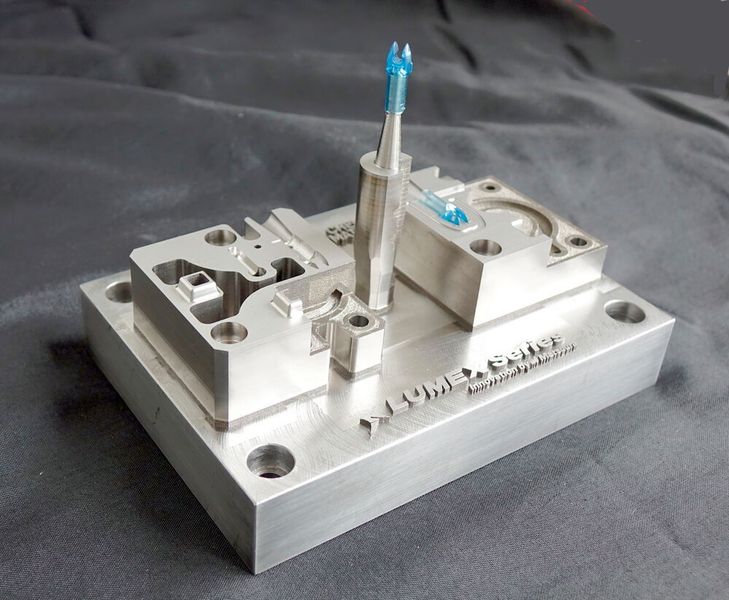Injection mould of an arrow plug-in cam. (Matsuura)