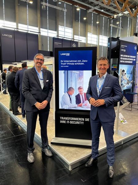 (l.) Lutz Reinart und Uwe Neumeier, Lancom, sind stolz auf ihren neu designten Messestand. (Bild: Vogel IT-Medien GmbH)