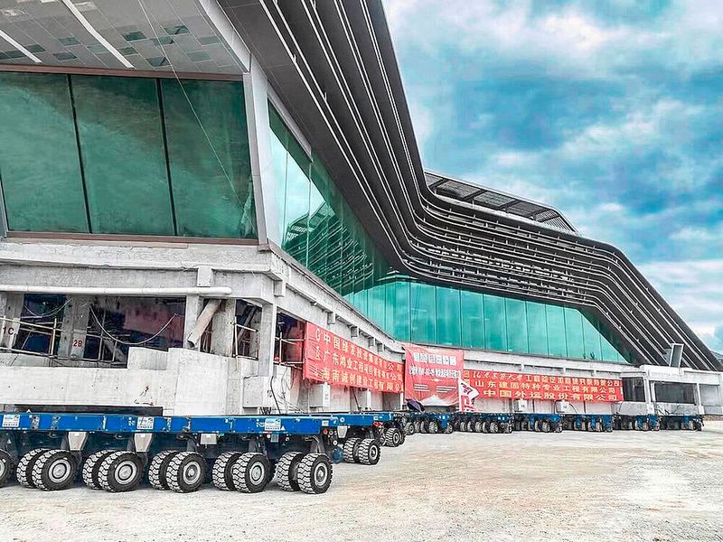 Das 90 Meter lange Hotel musste mit hoher Präzision nivelliert und 500 Meter weiter wieder positioniert werden. Auch galt es, das Gebäude einmal im und einmal gegen den Urzeigersinn um 63 Grad zu drehen. (Bild: TII Scheuerle)