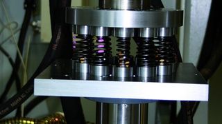 Bild 1: Prüfung der Dauerfestigkeit von Druckfedern bei unterschiedlichen Belastungen, die eine optimierte Auslegung nicht einfach macht. (Archiv: Vogel Business Media)