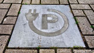 Nicht mehr am Boden: Das Netz verfügbarer Ladeplätze für Elektroautos wird dichter, auch auf dem Land. Wichtig wäre jetzt eine Einigung auf ein einheitliches digitales Bezahlsystem, dass die vielen verschiedenen E-Tankkarten ergänzt oder ablöst. (Bild: gemeinfrei)