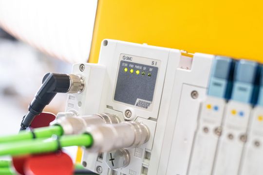 Busmodule der Serie EX600 von SMC ermöglichen die einfache Integration der modularen Ventilinseln in die übergeordnete Steuerung.(Bild:  SMC)