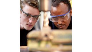 Das Azubi-Patenmodell hat sich bei Rittal bewährt. Gleichaltrige Azubis stehen den Flüchtlingen zur Seite, sind Ansprechpartner und Helfer bei schulischen, beruflichen und persönlichen Herausforderungen. (Rittal GmbH & Co. KG)