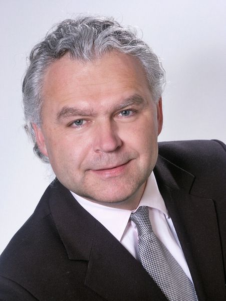 „Die Stärken der Servotechnologie liegen ganz klar im besseren Umformprozess und in der höheren Ausbringung der Teile“, meint Klaus Rothenhagen, Vice President International Sales der Aida S.r.l. (Bild: EFB)