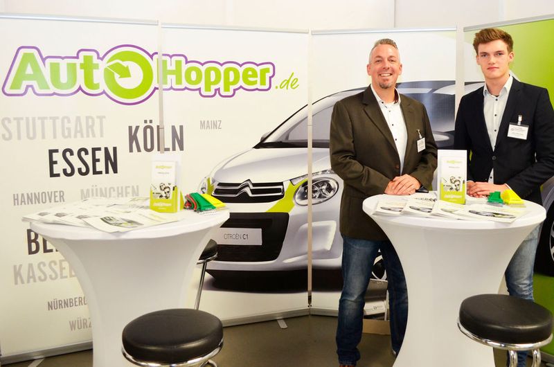 Mit dem Franchisekonzept Autohopper können freie Werkstätten ohne großen Aufwand ein eigenes Fahrzeugvermietgeschäft starten. Frank Diekmann (links) und Aaaron Warneken haben den Besuchern der Fachtagung in Würzburg erläutert, wie das geht. (Rehberg)