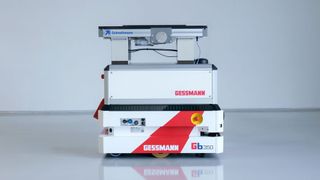 Der autonome mobile Roboter „GESSbot“ von Gessmann mit einem BS21-Flachriemenband von Schnaithmann transportiert Werkstückträger, KLT oder komplette Baugruppen zwischen definierten Übergabepunkten einer Transfer- oder Montagelinie. (Bild: Schnaithmann)