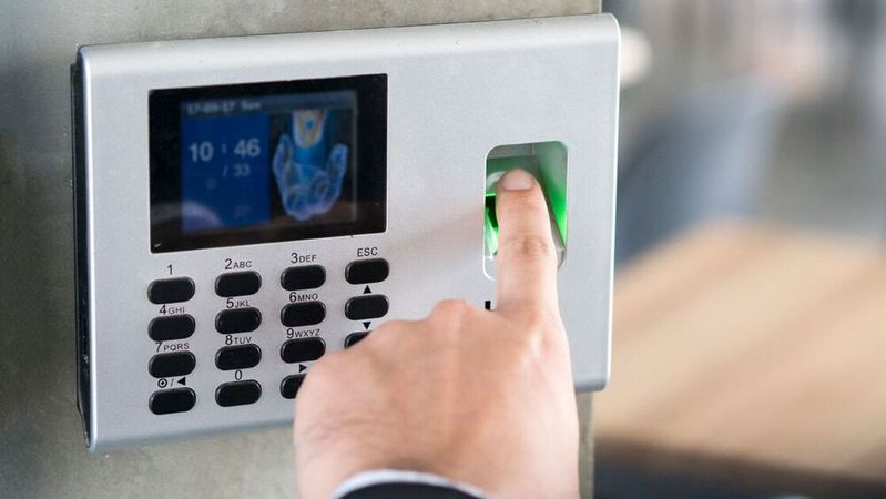 Betriebe mit mehr als zehn Mitarbeitern können sich schon einmal darauf einstellen, dass sie die Arbeitszeiten ihres Personals bald digital erfassen müssen. (Bild:  Pormezz - stock.adobe.com)