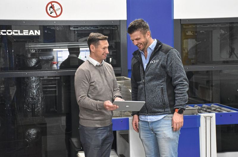 Produktionsleiter Michael Danner zeigt sich im Gespräch mit Gerald Leeb von MAP Pamminger begeistert vom Reinigungsergebnis und von der Standzeit der EcoCcore. (Bild: Peter Kemptner)