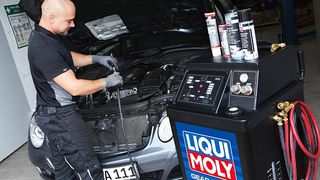 Das „Gear Tronic“ kann auf unterschiedliche Art und Weise absaugen bzw. spülen. Beim „Dipstick-Mode“ erfolgt der Anschluss über das Führungsrohr des Ölmessstabs. (Foto: Liqui Moly)