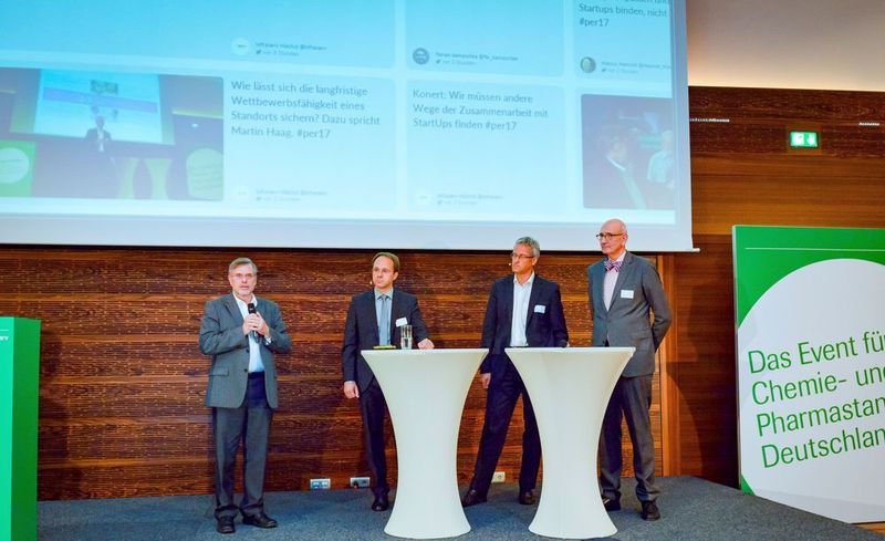 Digitalisierung und Wachstum in der chemisch-pharmazeutischen Industrie – darüber diskutierten Mathematiker und Autor Professor Dr. Gunter Dueck, Dr. Helmut Linde, Global Head of Data Science & Analytics bei Merck, Martin Haag, Werkleiter des Standorts Mannheim der Roche Diagnostics, und Dr. Joachim von Heimburg, Managing Director von Jvhinnovation.   (Infraserv Höchst)