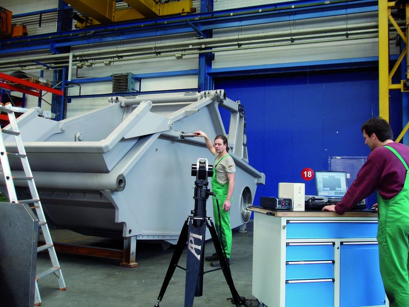Vermessung einer Schweißkonstruktion mit mechanischer Bearbeitung (Grundrahmen für eine Baumaschine, Schürfraupe). (Archiv: Vogel Business Media)