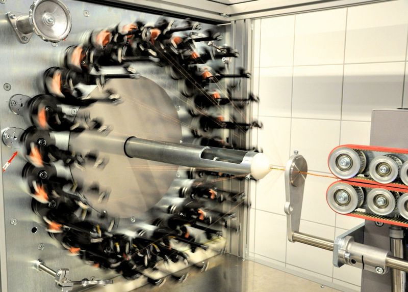 ... Dieses kontinuierliche Fertigungsverfahren ermöglicht vielseitige Formen bei gegenüber dem Laserschneiden kleineren Durchmessern.  (Bild: Ruhr-Universität Bochum)