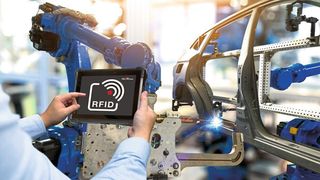 Über RFID-Tags an den Bearbeitungsstationen werden die Tablets der Werker erkannt und mit der passenden Visualisierung bespielt. Fehlbedienungen sind deshalb ausgeschlossen. (©Mimi Potter/stock.adobe.com/ROSE Systemtechnik)