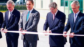 Feierliche Eröffnung des neuen Schaeffler-Werkes in Puebla, Mexiko, unter anderem mit Norbert Indlekofer, Vorstand Automotive der Schaeffler AG, Rafael Moreno Valle, Gouverneur des Bundesstaates Puebla, Georg F. W. Schaeffler, Aufsichtsratsvor-sitzender der Schaeffler AG und Bruce Warmbold, CEO Americas Schaeffler (von links). (Foto: Schaeffler)