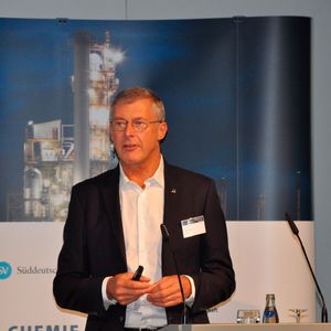 Tom Blades, CEO von Bilfinger haben gezeigt, welches Geschäftspotenzial betriebsnahe Dienstleistungen für den Anlagenbau bieten kann und wie der Einsatz moderner Techniken helfen könne, neue Geschäftsmodelle zu entwickeln. 