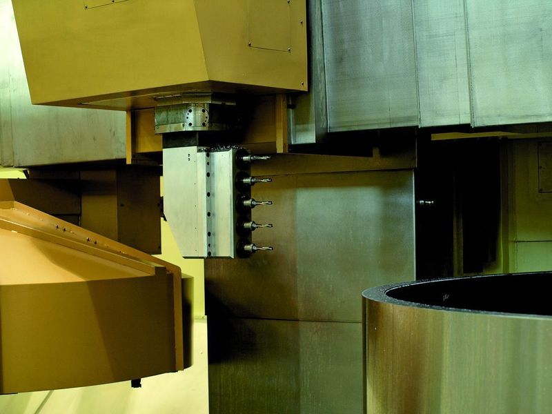 Bild 4: Mehrspindelköpfe setzen bei Sket bis zu fünf Befestigungsbohrungen in jeweils einem Arbeitsgang. Bild: Romai (Archiv: Vogel Business Media)