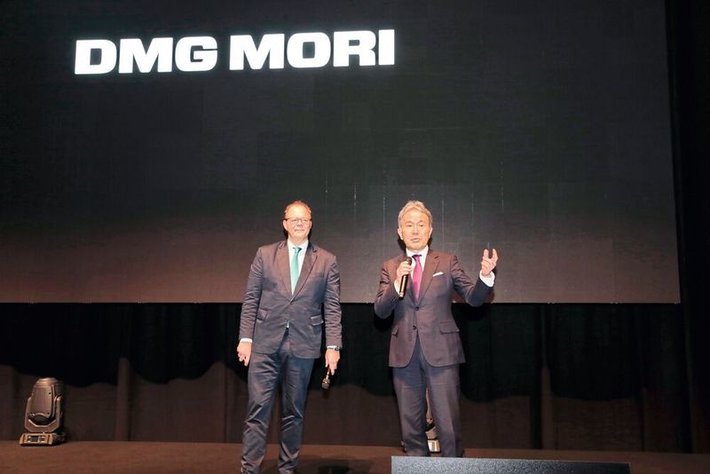 DMG-Mori-Vorstand: Christian Thönes, Vorstandsvorsitzender der DMG Mori AG (links), und Dr.-Ing. Masahiko Mori, Präsident DMG Mori Ltd. (Anne Richter, SMM)