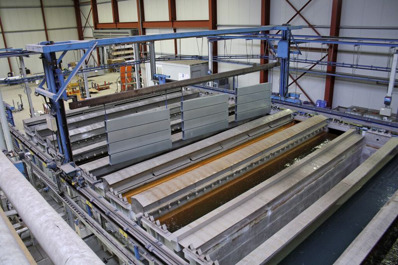 Beim Nutzfahrzeugzulieferer Räckers schützt das chemische Autodepositionsverfahren metallische Hohlteile innen und außen vor Korrosion. Zur Anwendung kommt dabei die Aquence-Technik von Henkel. (Bild: Henkel)
