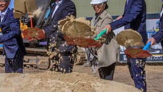 Der erste Spatenstich für die neue TPU-Folienkapazität von Covestro am Standort Bomlitz (v.l.n.r.): Klaus Bammann (Standort- und Betriebsleiter in Bomlitz), Dr. Klaus Schäfer (Technologievorstand), Aleta Richards (globale Leiterin des Segments Specialty Films), Tobias Kordt (Geschäftsführer Epurex Films) und Michael Bödiger (Betriebsleiter des Segments Specialty Films). (Covestro)