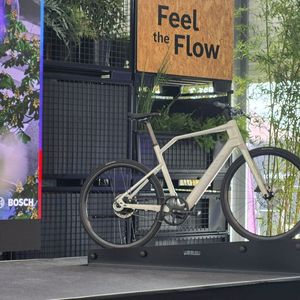 Perfekte Symbiose: Das leichte Canyon E-Urban-Bike Roadlite:ON CF mit neuem Bosch Motor und Akku. (Bild:  Stefanie Eckardt)