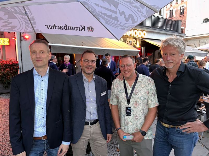 Ob die Jungs (v. r. ) Marc Riemen (Rieberg), Stefan Knerrich (APC), Frank Sälzer (Western Digital) ohne Katalog direkt bei Norbert Grudzinski (OTTO) bestellen wollen? (Bild: Vogel IT-Medien GmbH)