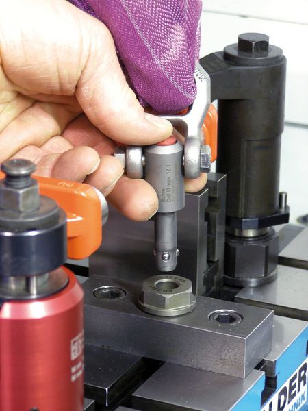 Ein Druck auf den roten Aluminiumknopf löst den selbstsichernden Kugeltragbolzen. (Bild: Erwin Halder)