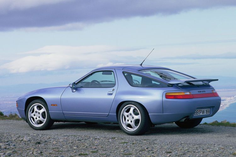 1978 erweiterte der 928 das Porsche-Portfolio. Als Antrieb diente ein  V8-Motor mit bis zu 320 PS. Der Hubraum des Triebwerks wurde von anfänglich 4,5 Liter auf bis zu 5,4 Liter vergrößert. Ab 1989 gab es den 928 auch als GT, später als GTS mit bis zu 350 PS. (Porsche)