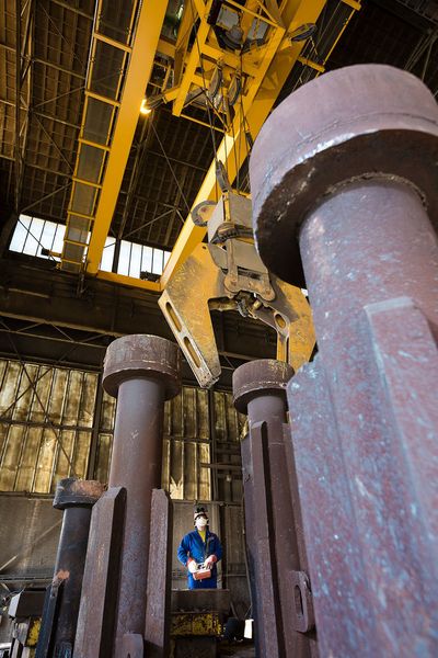 Per Funk steuert der Kranführer den mächtigen Greifer, mit dem die Zylinder aus frisch gegossenem Stahl gehoben werden. (Bild: Stahl Cranesystems)