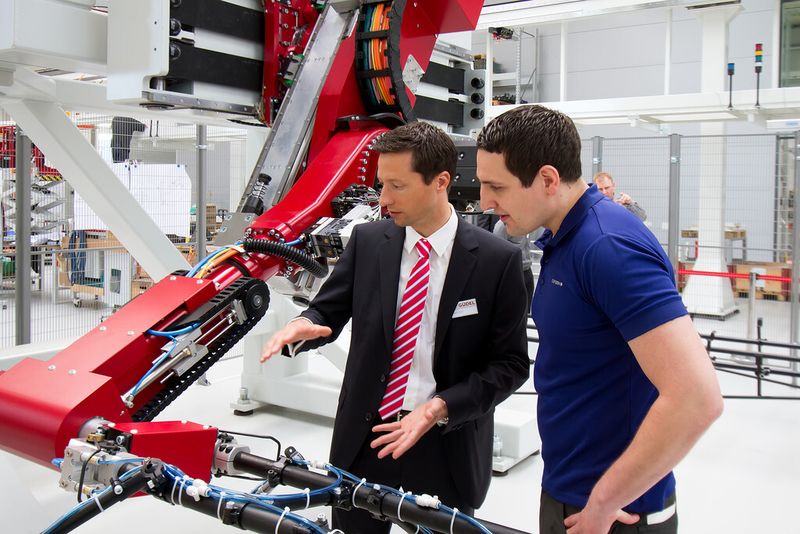 Güdel-Robospeed mit Toolings von De-Sta-Co (Bild: Güdel)