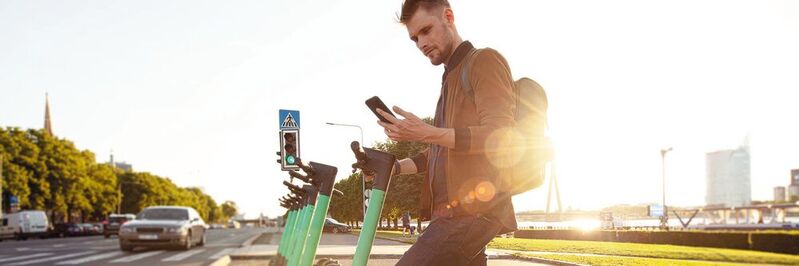 Smart unterwegs in der Smart City: Smart Mobility ermöglicht die effiziente und intelligente Nutzung verschiedener Transportwege, wie eScooter, ohne ein eigenes Verkehrsmittel zu besitzen