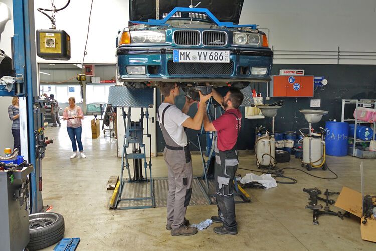 Neben den regulären Servicearbeiten kümmert sich das Team auch ... (Bild: Schreiner/»kfz-betrieb«)