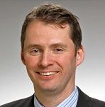 Titel, Name: André Christl  Funktion: Mitglied des Vorstands/ Leiter der Global Business Unit Heraeus Metal Management  Firma: Heraeus Holding GmbH    Ausbildung:  studierte Betriebswirtschaftslehre an der Universität Köln   Berufliche Laufbahn:   bis 2009: im leitenden Management mit den Schwerpunkten Finance und Treasury bei Unternehmen aus der Automobilzulieferer- und Pharmaindustrie (zuletzt bei der Schaeffler KG)  2009-2011: Leitung des Bereichs Konzernfinanzen   seit 2011: Trading Division bei Heraeus Precious Metals (HPM) (Bild: Heraeus)