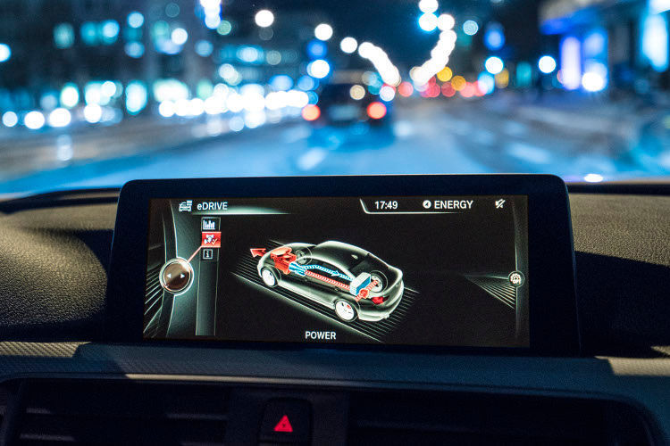 Im Modus Auto eDrive bleibt der Verbrenner (bei sanftem Gasfuß) bis 80 Stundenkilometer ausgeschaltet, im Modus Max lassen sich sogar 120 Kilometer pro Stunde elektrisch erreichen. (Foto: BMW)