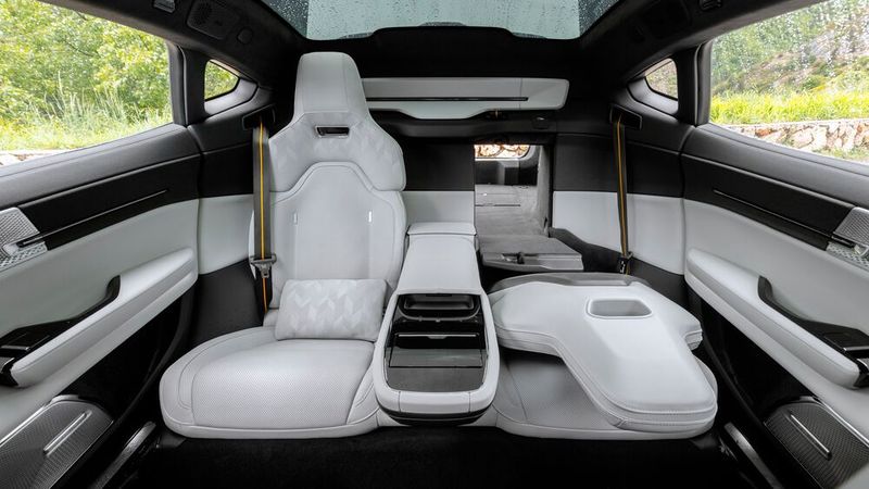Das Interieur atmet Polestar-typischen Scandi-Style mit wertigen Materialien. (Bild: Polestar)